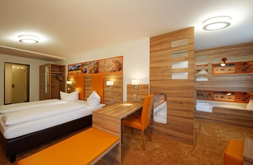 Family Room (2 adults and 4 children) | Hypo-allergenic bedding, desk, free cribs/infant beds, free WiFi
