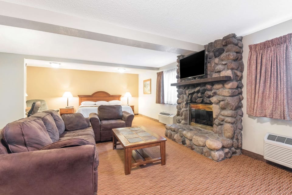 Desk, blackout drapes, iron/ironing board, free WiFi