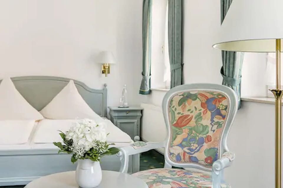 Hypo-allergenic bedding, in-room safe, individually decorated, desk