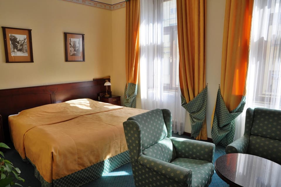 Hypo-allergenic bedding, minibar, in-room safe, desk