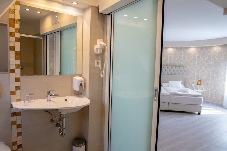Standard Suite | Bathroom | Free toiletries, hair dryer, towels, toilet paper