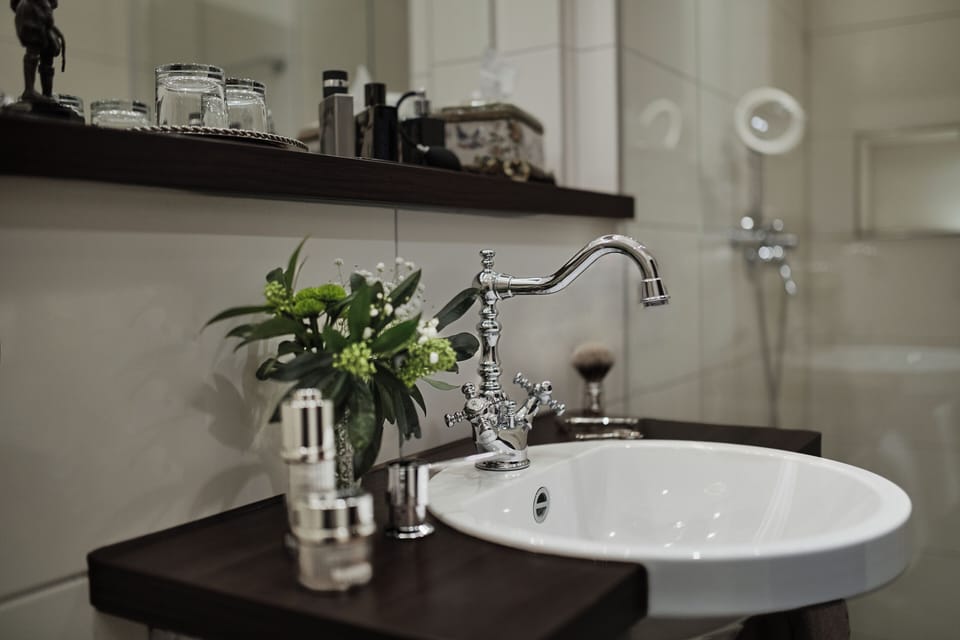 Suite 41 | Bathroom | Shower, rainfall showerhead, free toiletries, hair dryer