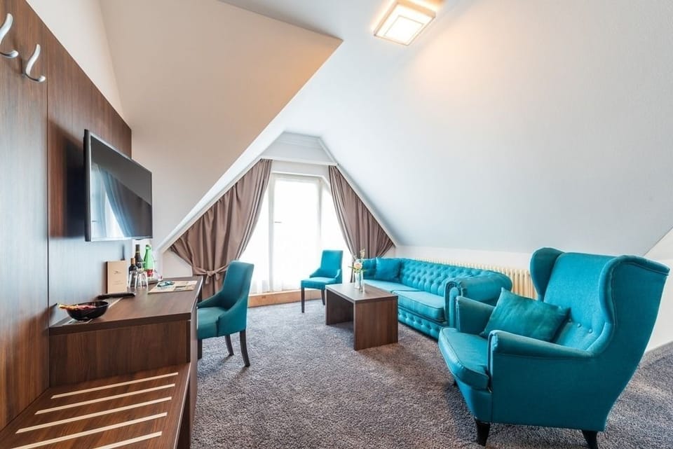 Junior Suite, Balcony | Hypo-allergenic bedding, minibar, in-room safe, soundproofing