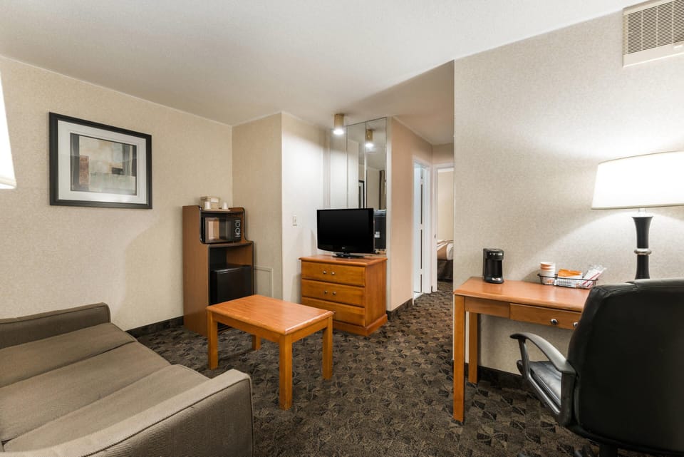 1 Queen Bed, Nonsmoking | Desk, iron/ironing board, rollaway beds, free WiFi