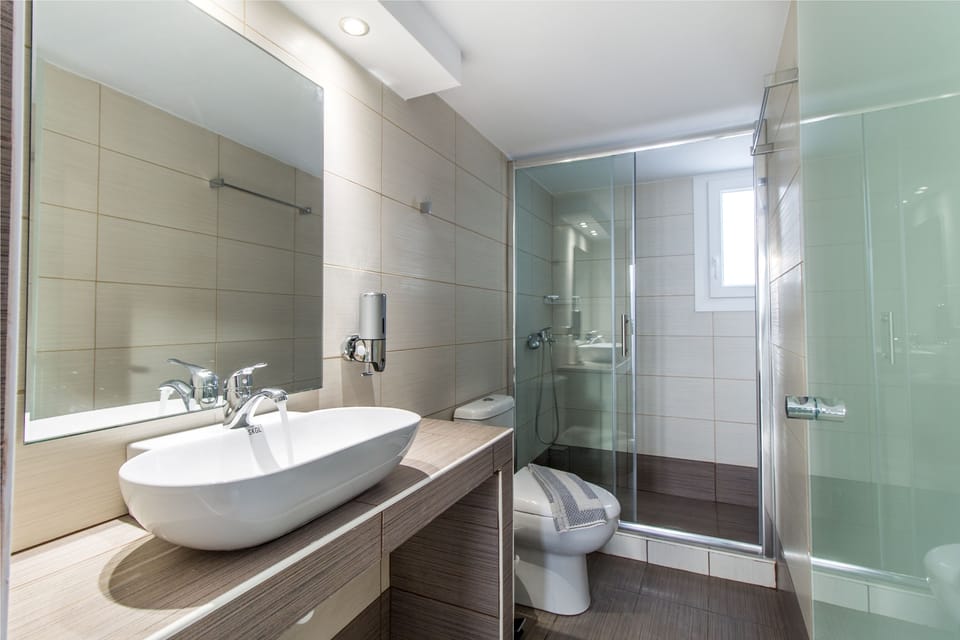 Apartment, 2 Bedrooms, Hot Tub (for 6) | Bathroom | Towels