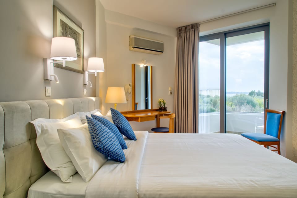Double Room, Sea View | Minibar, in-room safe, soundproofing, free WiFi
