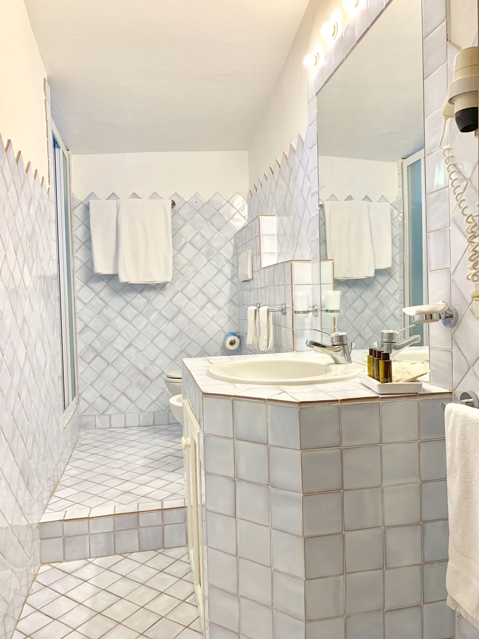 Shower, rainfall showerhead, free toiletries, towels