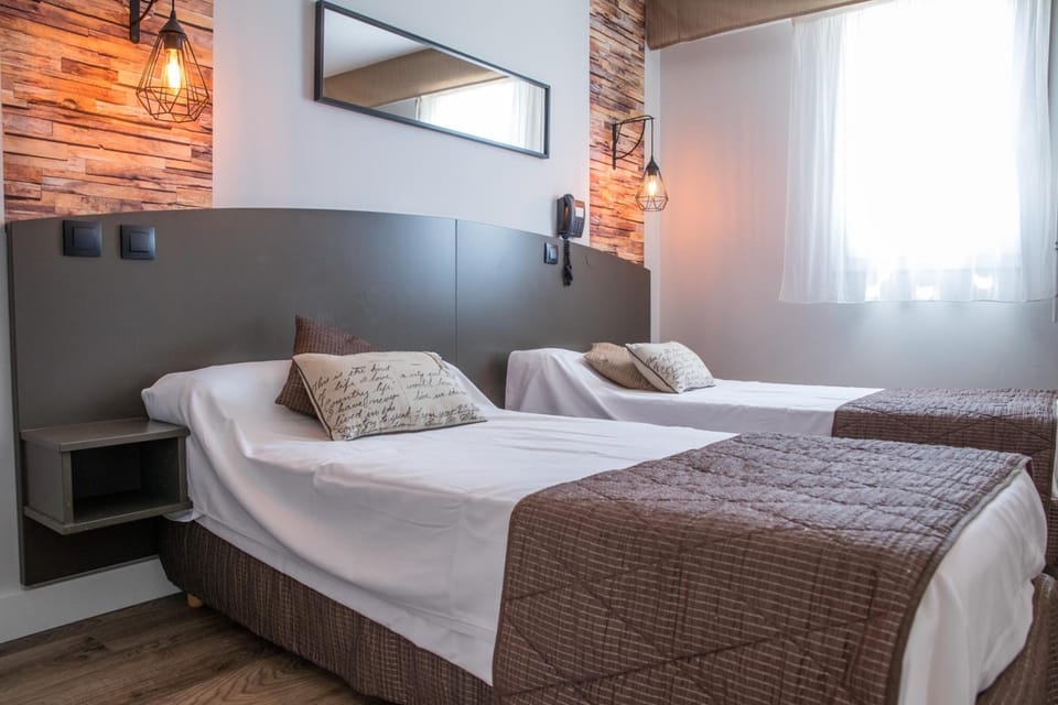 Desk, soundproofing, free WiFi, bed sheets