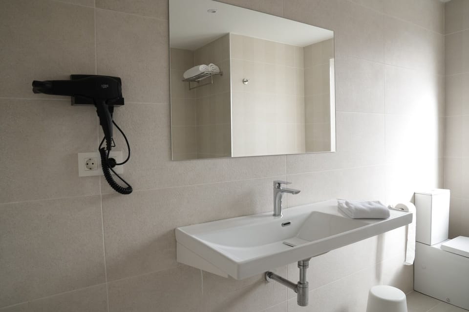 Combined shower/tub, designer toiletries, hair dryer, towels