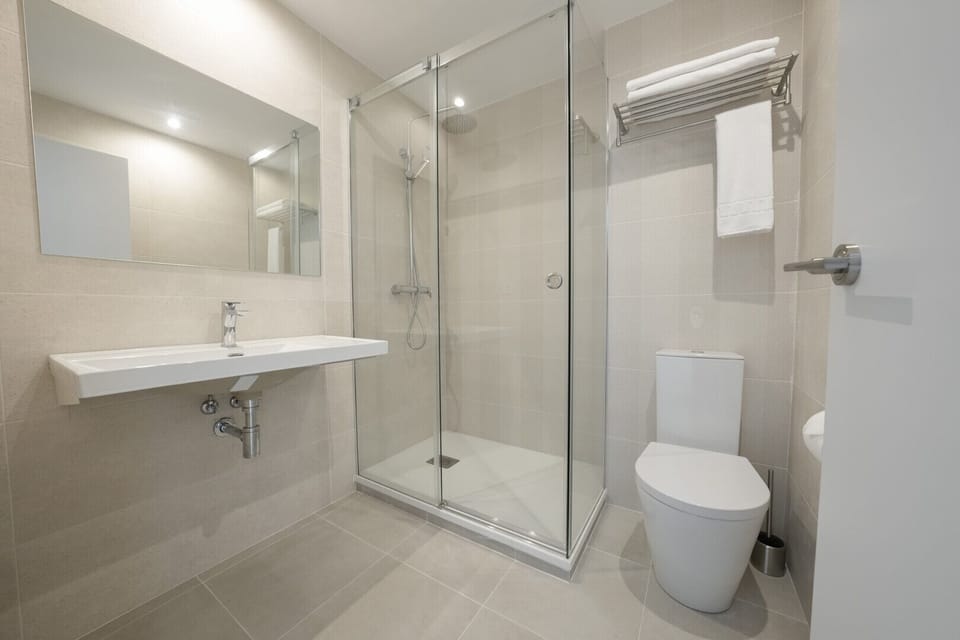 Combined shower/tub, designer toiletries, hair dryer, towels