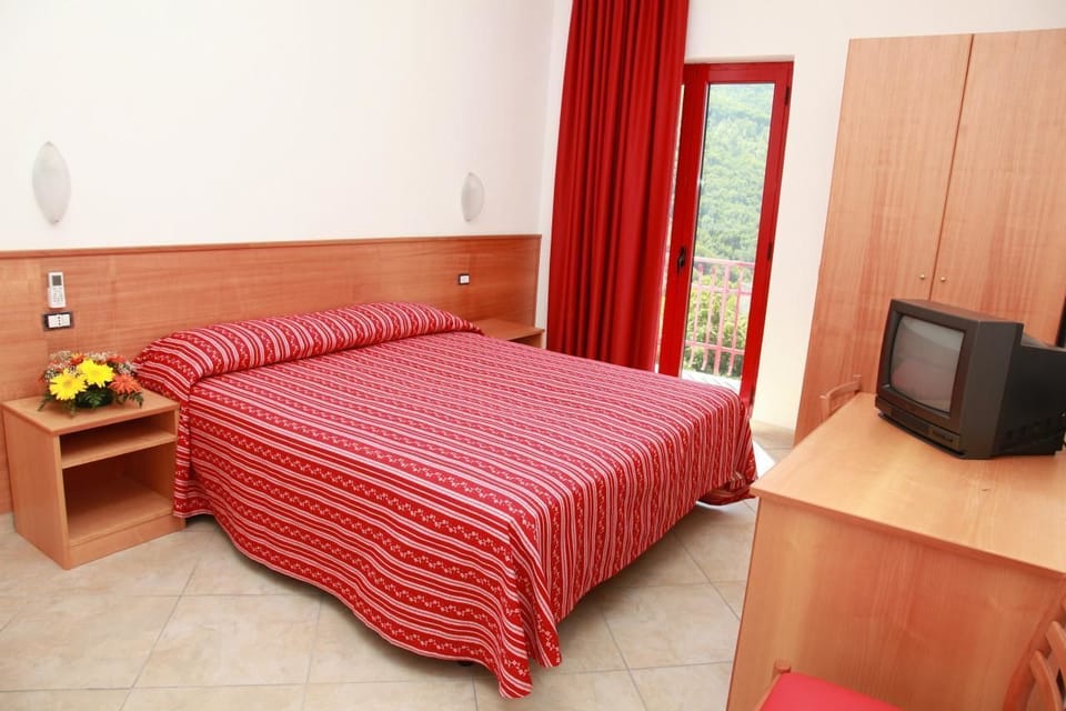 Standard Room | Desk, soundproofing, rollaway beds (surcharge), WiFi (free)