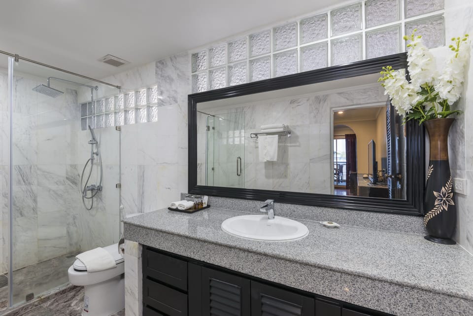 Penthouse | Bathroom | Shower, free toiletries, hair dryer, slippers