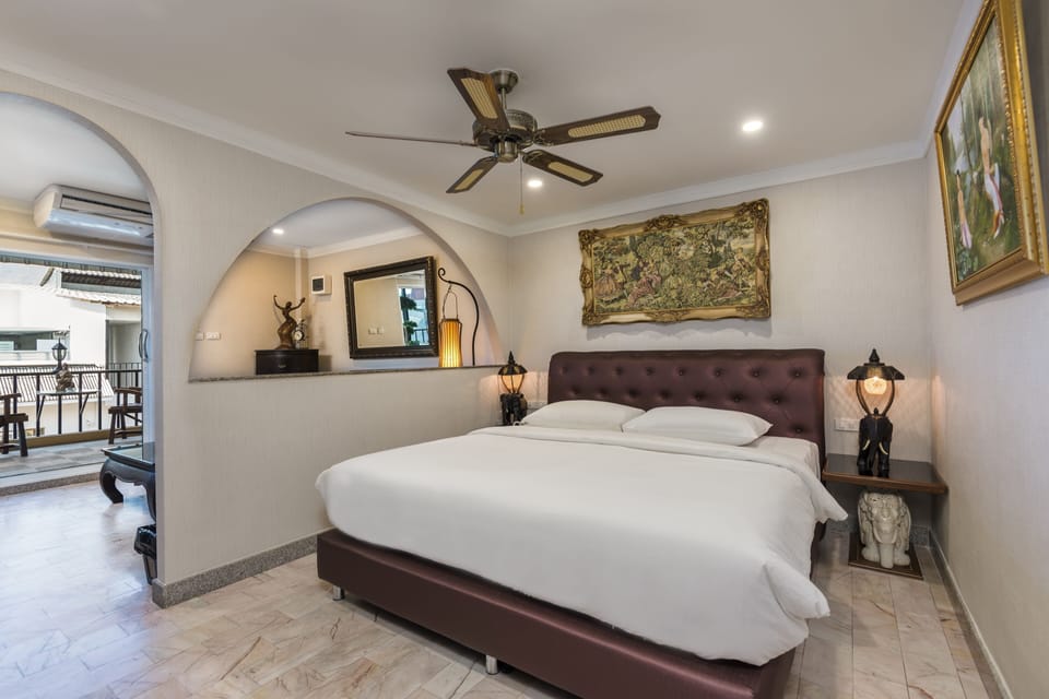 Penthouse | Minibar, in-room safe, desk, iron/ironing board