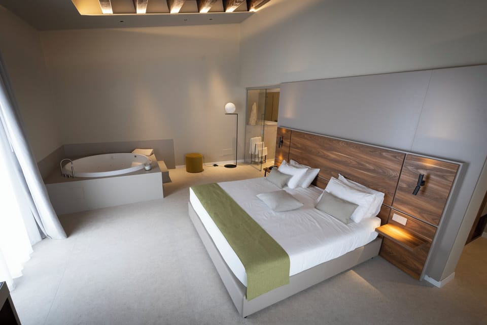 Deluxe Suite, 1 Bedroom | Premium bedding, minibar, in-room safe, desk