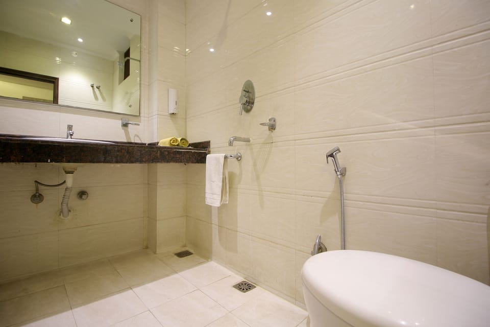 Shower, rainfall showerhead, free toiletries, hair dryer