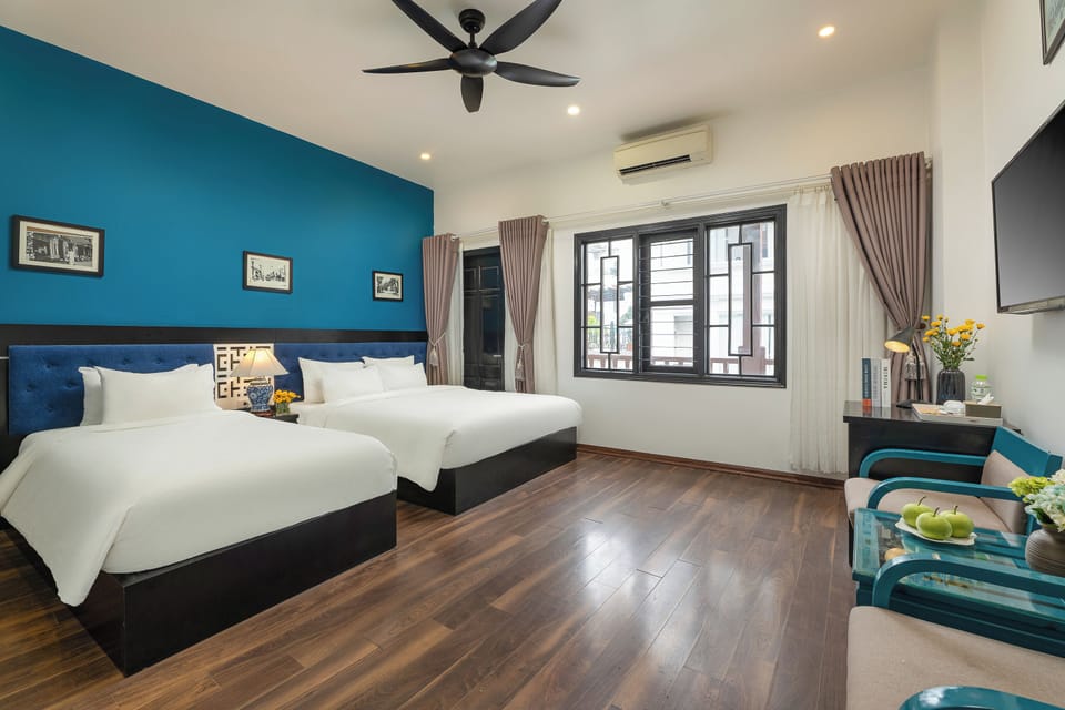 Suite room with Balcony | Minibar, in-room safe, desk, laptop workspace