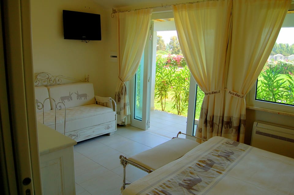 Family Room, Patio, Garden Area | Hypo-allergenic bedding, desk, blackout drapes, bed sheets