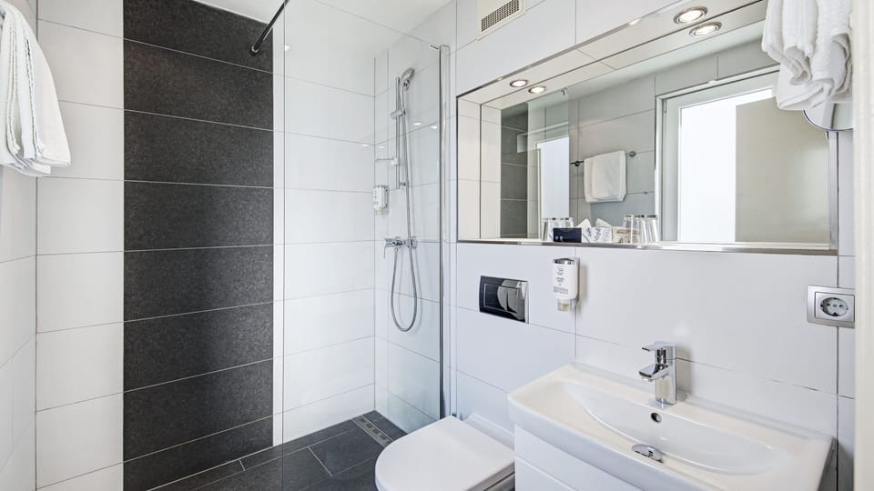 Comfort Double Room | Bathroom | Shower, hair dryer, heated floors, towels