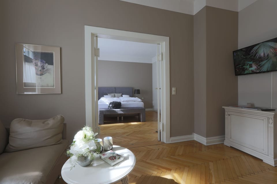 Suite | Hypo-allergenic bedding, minibar, in-room safe, desk