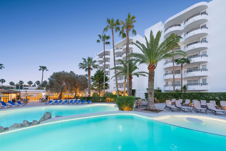 Seasonal outdoor pool, pool umbrellas, sun loungers