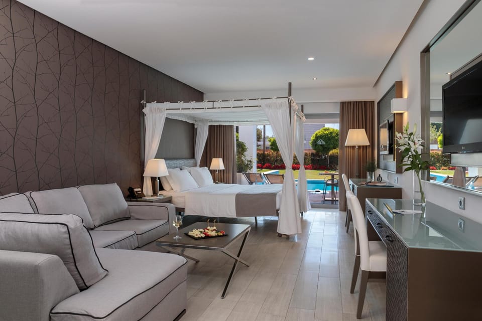 Junior Suite, Private Pool, Garden View | Free minibar, in-room safe, individually decorated