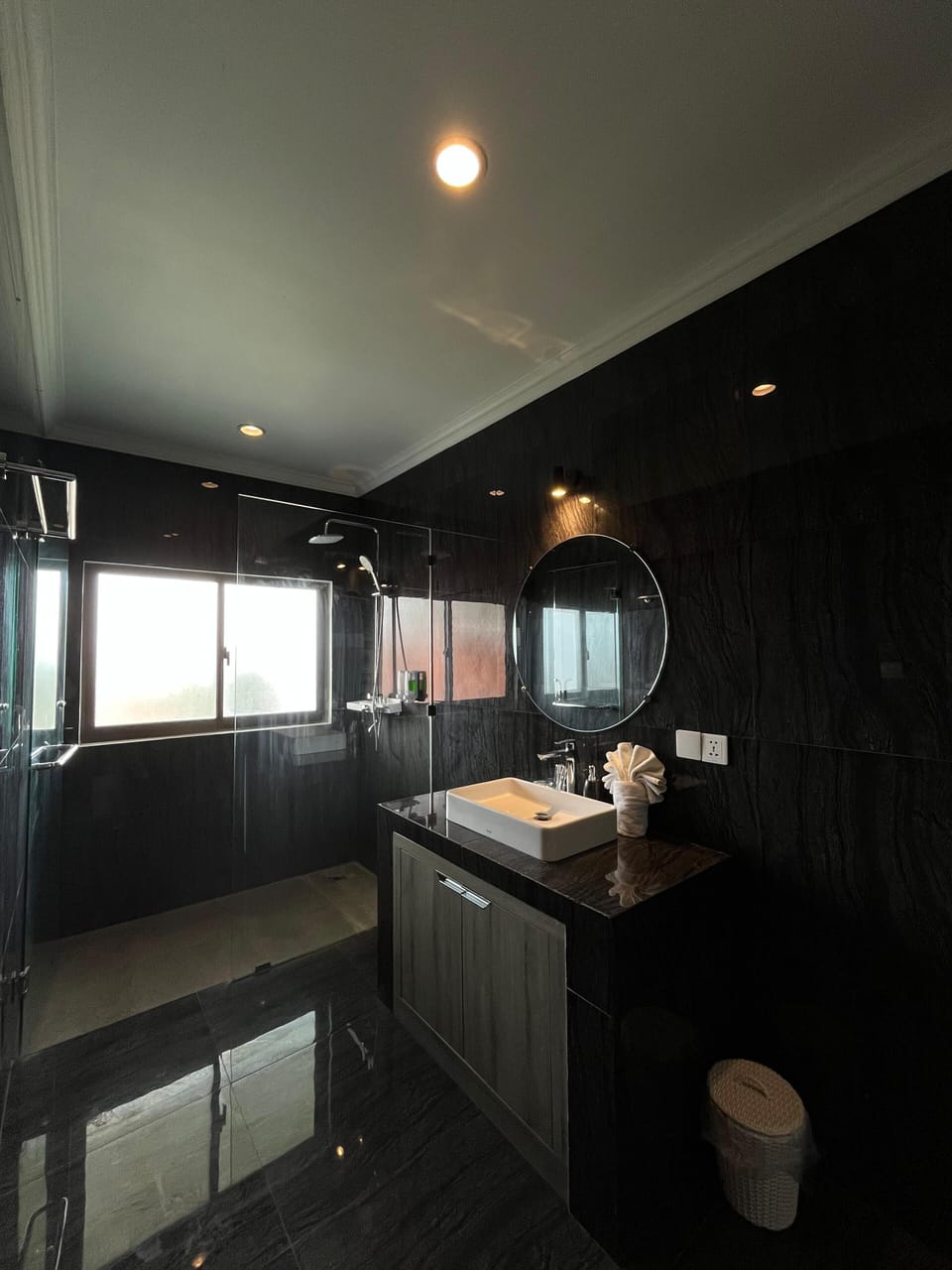 Deluxe Double Room | Bathroom | Shower, free toiletries, hair dryer, towels