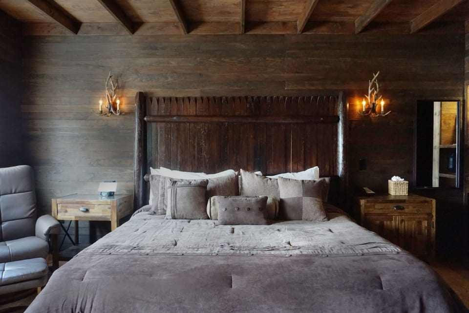 King Cabin Room | Premium bedding, down comforters, pillowtop beds, minibar