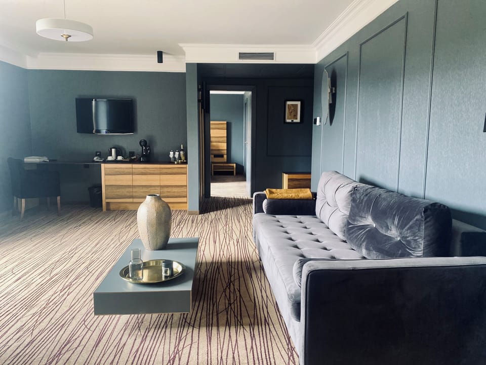 Luxury Apartment | Minibar, in-room safe, desk, soundproofing