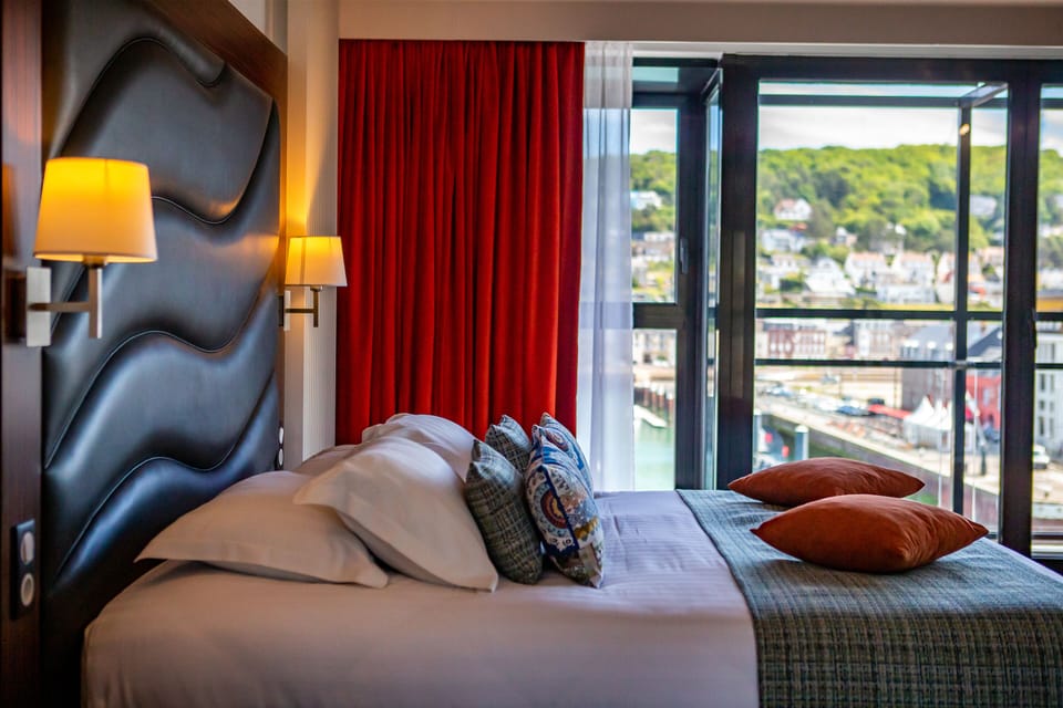 Junior Suite, 1 King Bed, Sea View | Premium bedding, free minibar, in-room safe, blackout drapes