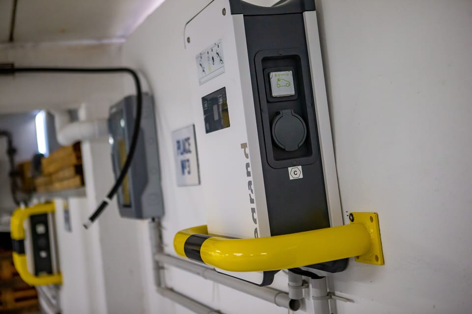 Electric vehicle charging station