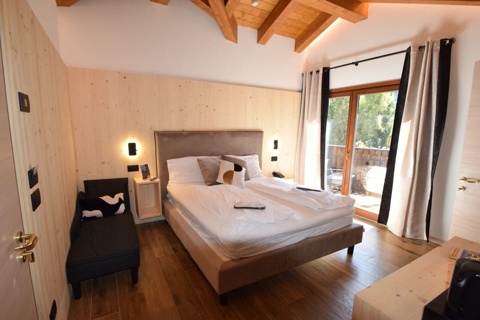 Superior Room, 1 Queen Bed, Mobility Accessible, Mountain View | In-room safe, individually furnished, desk, blackout drapes