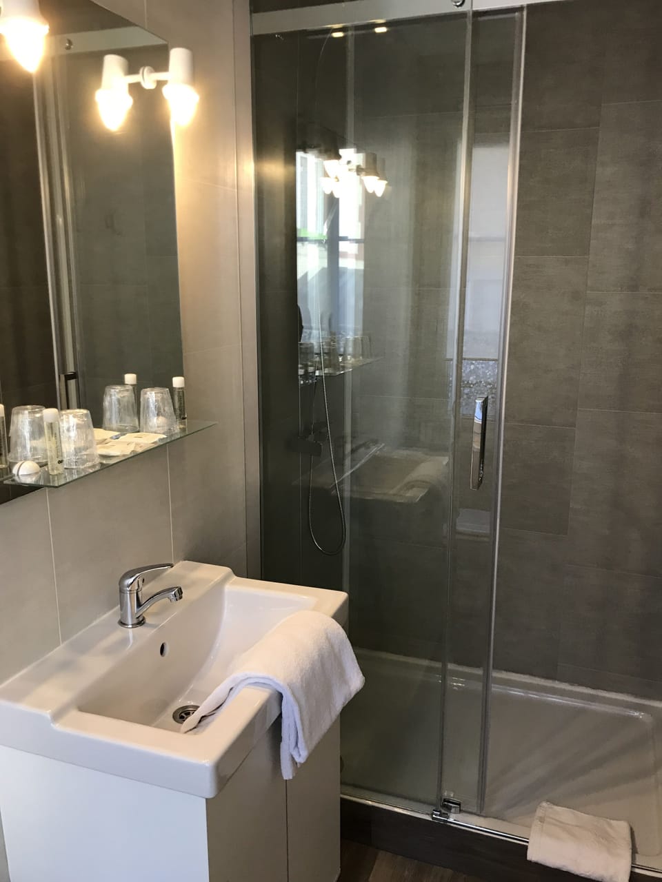 Double Room | Bathroom | Shower, free toiletries, hair dryer, towels