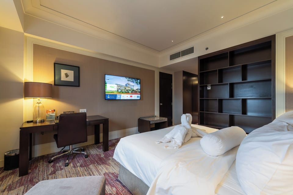 Executive Apartment | Minibar, in-room safe, desk, WiFi (free)