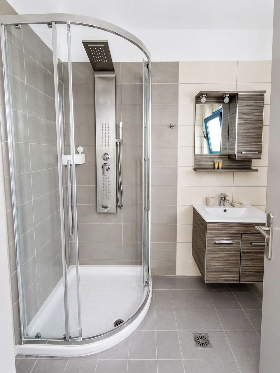 Shower, hydromassage showerhead, hair dryer, towels