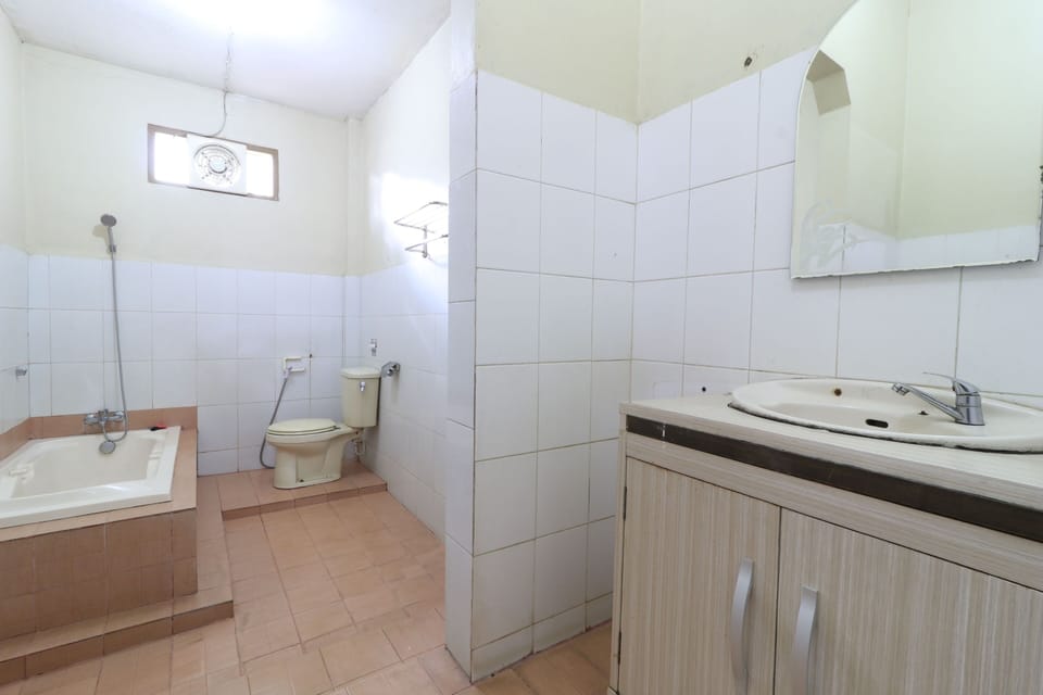 Superior Family Room | Bathroom | Shower, free toiletries, towels