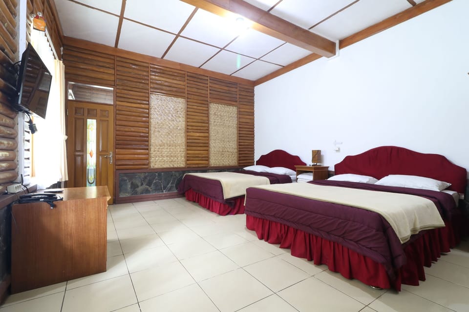 Superior Family Room | Desk, bed sheets