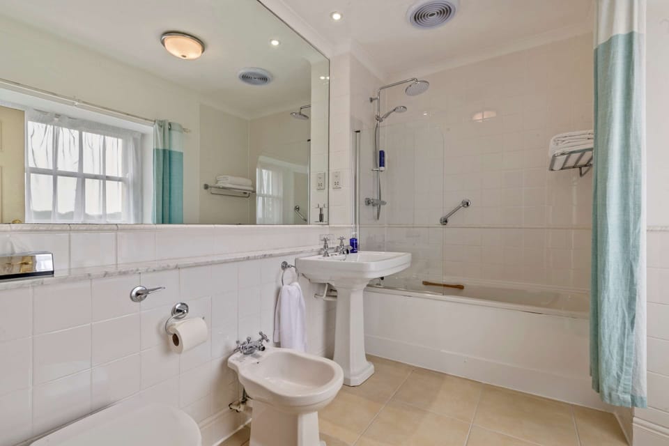 Combined shower/tub, free toiletries, hair dryer, towels