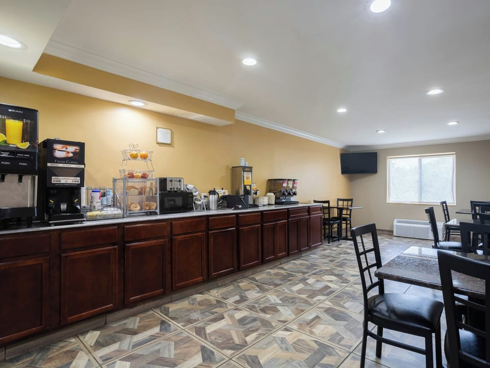 Free daily continental breakfast