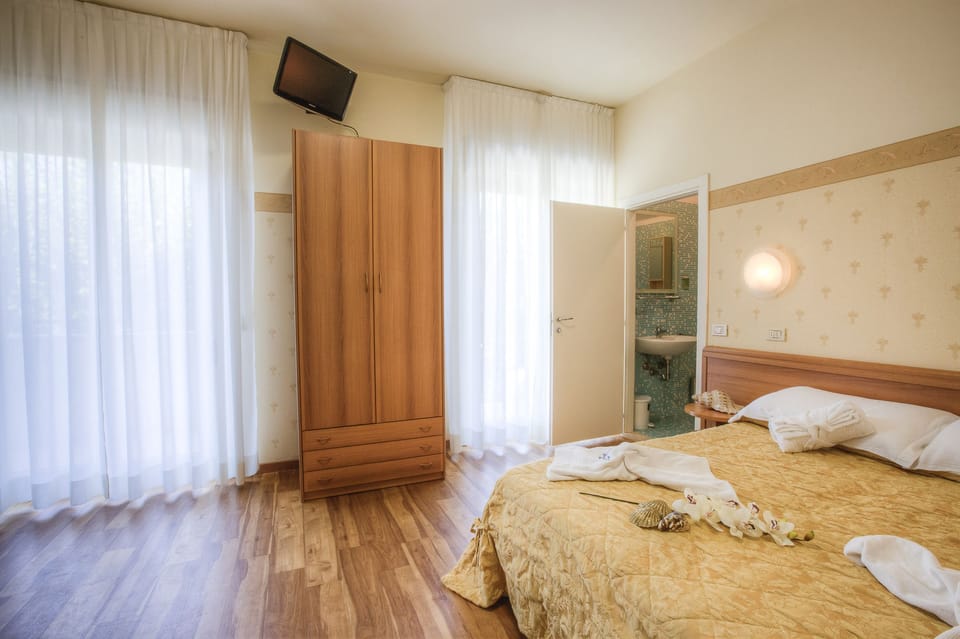 Classic Double Room | In-room safe, individually furnished, desk, bed sheets