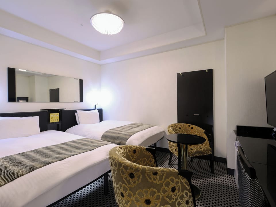 Deluxe Twin Room | Desk, blackout drapes, free WiFi, bed sheets