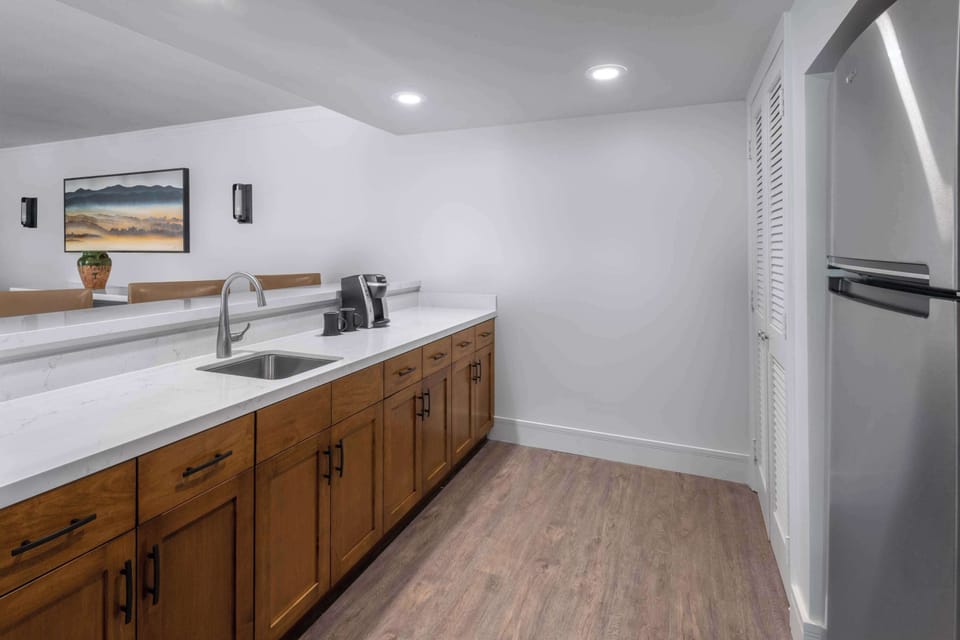 Presidential Suite | Private kitchen | Mini-fridge, microwave, coffee/tea maker
