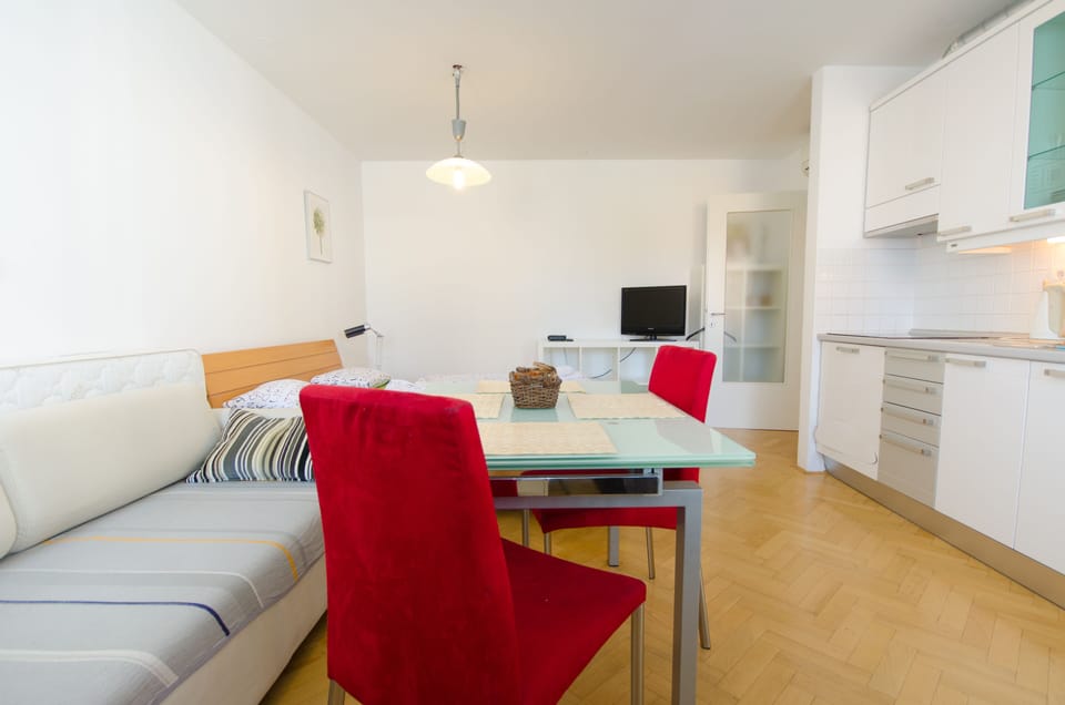 Apartment | Living area | Flat-screen TV