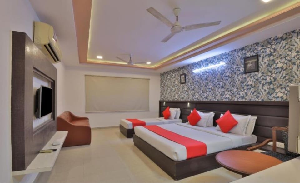 Family Room | Desk, laptop workspace, free WiFi