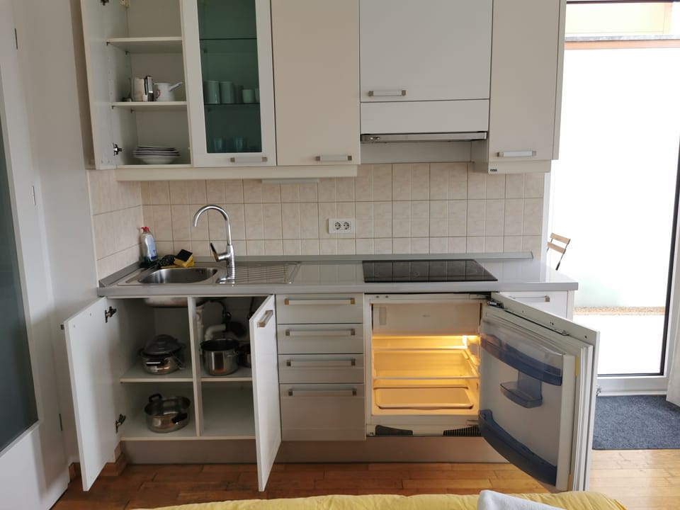 Studio | Private kitchen | Fridge, stovetop, cookware/dishes/utensils