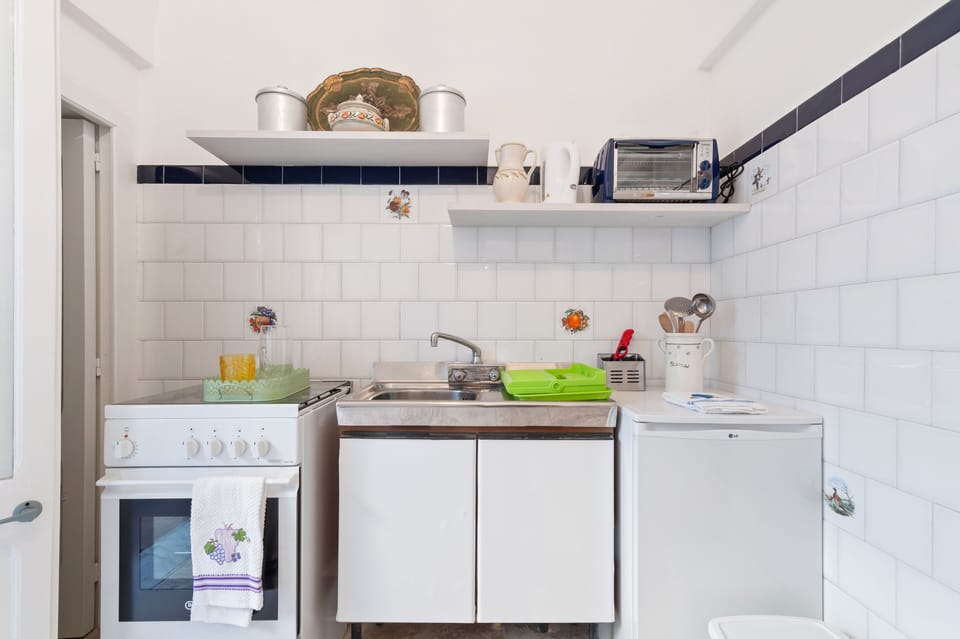 Apartment, 1 Bedroom | Private kitchen | Mini-fridge, microwave, oven, stovetop