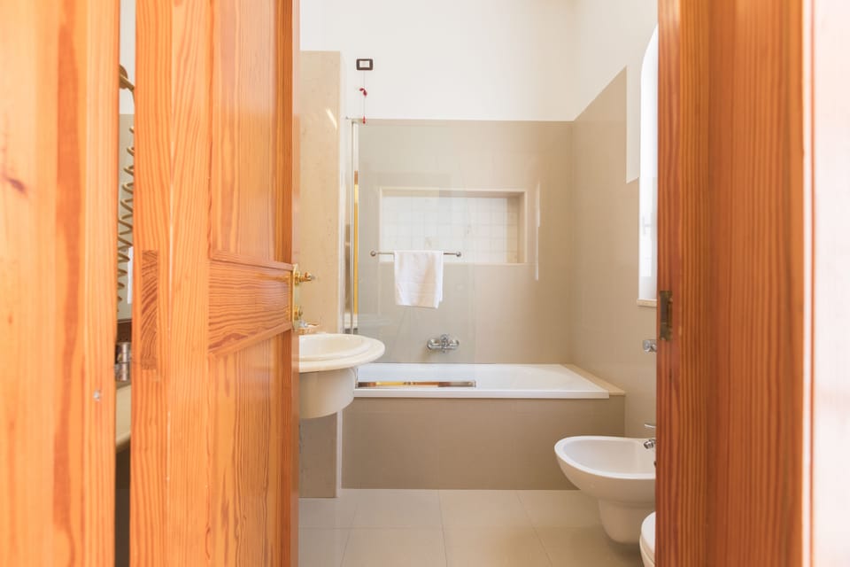 Shower, rainfall showerhead, free toiletries, hair dryer