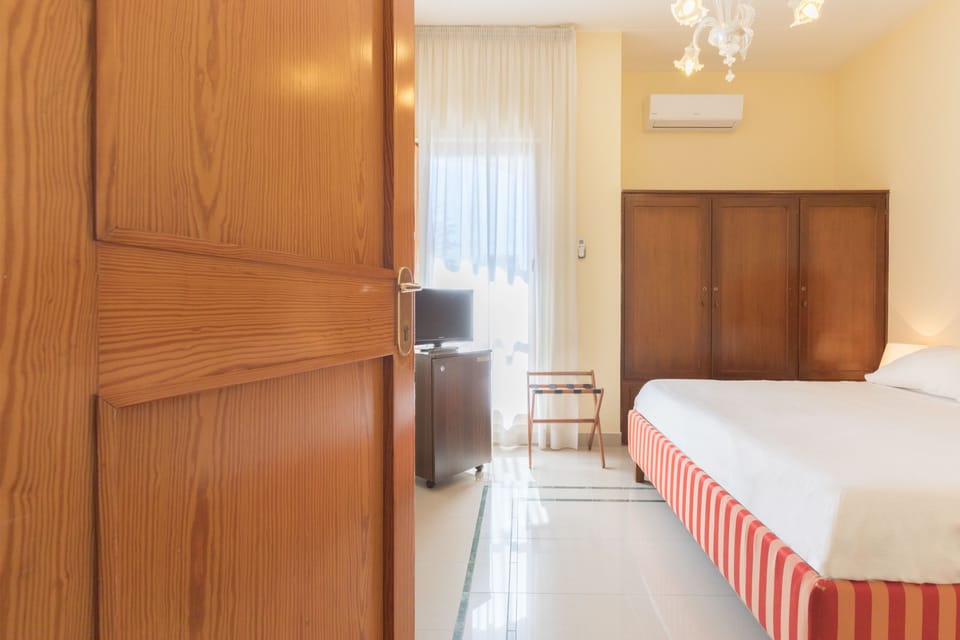 Minibar, in-room safe, desk, free WiFi