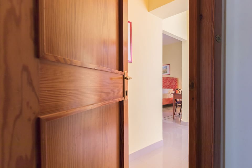 Minibar, in-room safe, desk, WiFi (free)