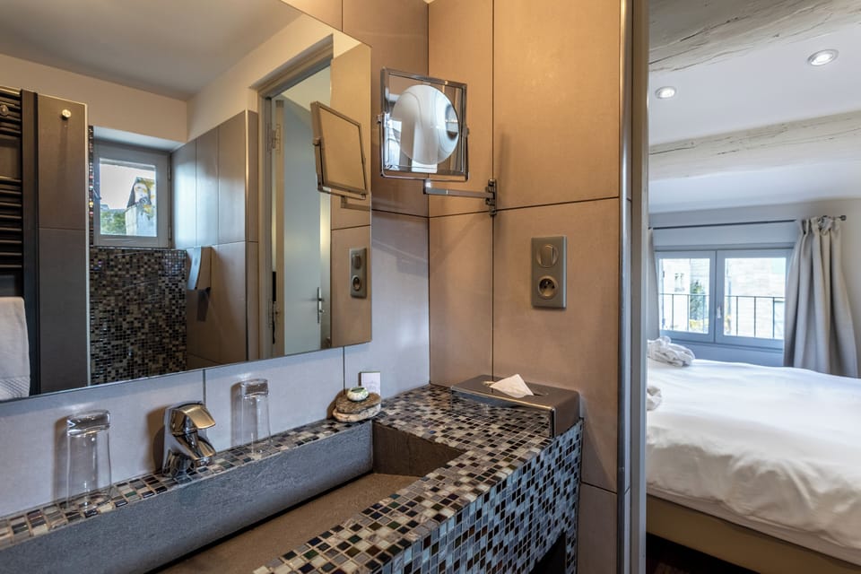 Comfort Double Room | Bathroom | Eco-friendly toiletries, hair dryer, bathrobes, towels