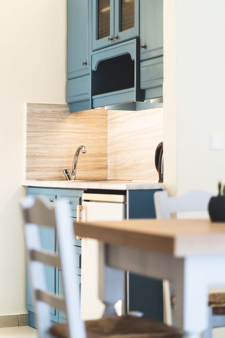 Fridge, coffee/tea maker, electric kettle